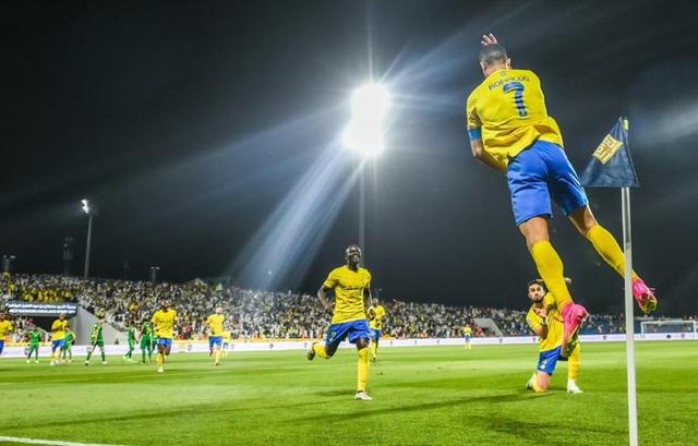 C罗在RNG比赛中表现优异，晋级下一阶段引发热议！-爱游戏app下载